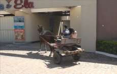 Foto de casal indo a motel de carro&ccedil;a repercute nas redes sociais