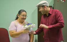 Pinh&atilde;o - Prefeito Dirceu de Oliveira entrega flores no dia da mulher