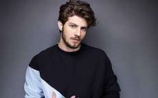 Ator Chay Suede retoma carreira musical em dupla. Veja clipe