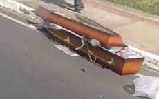 Caix&atilde;o &eacute; arremessado em avenida ap&oacute;s acidente com carro funer&aacute;rio em SP