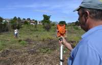Pinh&atilde;o - Levantamento topogr&aacute;fico &eacute; realizado em &aacute;rea onde a prefeitura pretende construir um espa&ccedil;o de lazer