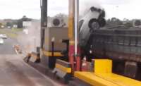 Vídeo mostra carro voando após acidente em praça de pedágio em rodovia paranaense