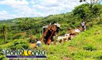 Diamante - Acidente próximo à entrada da cidade fere dois ocupantes de caminhão
