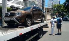Bandidos roubam padre, trocam tiros com a PM e batem carro
