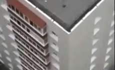 Susto! Beb&ecirc; &eacute; flagrado em parapeito de &uacute;ltimo andar de pr&eacute;dio. Veja o v&iacute;deo