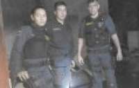 Policiais militares entram em casa em chamas e resgatam três crianças e cão de estimação