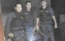 Policiais militares entram em casa em chamas e resgatam tr&ecirc;s crian&ccedil;as e c&atilde;o de estima&ccedil;&atilde;o