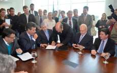 Ibema - Governador assina conv&ecirc;nio para aquisi&ccedil;&atilde;o de gerador de energia para o hospital municipal