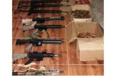 Rapaz &eacute; preso com arsenal de guerra escondido em motor de caminhonete
