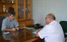 Pinh&atilde;o - Prefeito recebe visita de representante do escrit&oacute;rio regional da COHAPAR