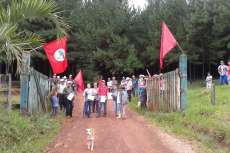 PInh&atilde;o - Assentados interditam a PR 170 que liga &agrave; Guarapuava