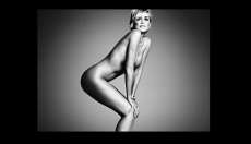Sharon Stone arrasa em ensaio fotogr&aacute;fico
