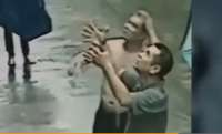 Bebê cai de janela de prédio e homem incrivelmente, o consegue agarrar. Assista