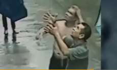 Beb&ecirc; cai de janela de pr&eacute;dio e homem incrivelmente, o consegue agarrar. Assista