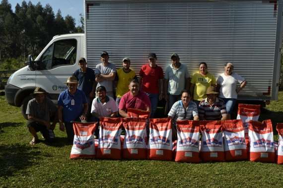 Pinhão - EMATER e Prefeitura beneficiam três comunidades rurais com distribuição de sementes de milho