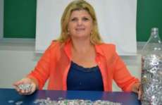 Professora transforma lacres de latinhas de alum&iacute;nio em cadeiras de rodas