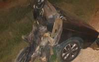 Carro parte ao meio depois de bater em poste