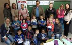 Nova Laranjeiras - Educa&ccedil;&atilde;o entrega 900 kits de uniformes escolares