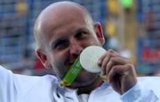 Atleta polon&ecirc;s leiloa medalha para salvar menino com c&acirc;ncer e arrecada R$ 418 mil