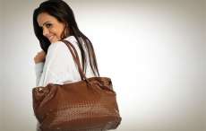 Pesquisa revela que 36% das mulheres levam calcinhas extras na bolsa diariamente