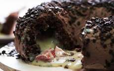 Uma receita super f&aacute;cil de bolo de chocolate recheado com brigadeiro branco
