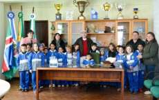 Pinh&atilde;o - Alunos da Escola Nova Divin&eacute;ia visitam gabinete do Prefeito