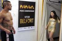 Vitor Belfort d&aacute; banho de &aacute;gua fria em Valdirene em "Amor &agrave; Vida"