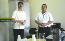 Orlei Diogo de Deus com o gerente da Regional de Guarapuava, Jo&atilde;o Edson