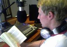 Padre Jos&eacute; apresentando programa na r&aacute;dio Nativa em Goioxim