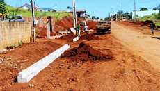 Palmital - Prefeitura executa meio-fio para iniciar cal&ccedil;amento na Vila Coamo